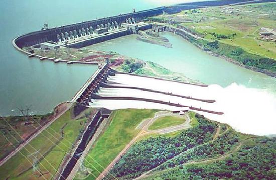 Abb. 21: Itaipú-Staudamm zwischen Brasilien und Paraguay