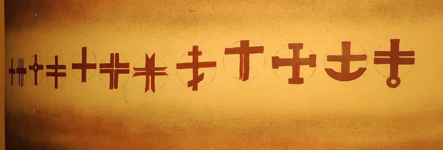 Ein Kranz verschiedener Kreuze: 12 Kreuze an der Außenseite der Apsis, als Symbol der Apostel.
