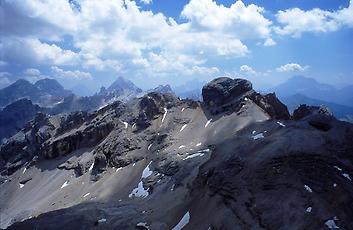 Gipfelsammlung mit Piz Cunturines im Vordergrund, Dolomiten, 1998
