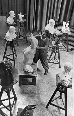 Gustinus Ambrosi in seinem Atelier. Foto