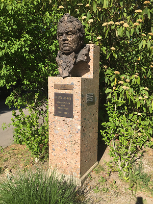 Leon Askin, Denkmal im Türkenschanzpark von Hubert Wilfan\Foto © Peter Diem