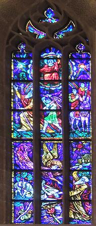 Glasfenster seitlich im Chor 1