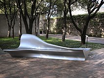 Sitzbank aus Aluminiumguss, Entwurf 2003, Dallas Museum of Art