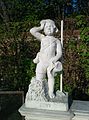 Putto-Statue „Juny“ im Garten des Schlosses Belvedere