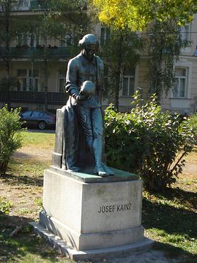 Statue von Josef Kainz am Josef-Kainz-Platz in Wien-Währing Statue von Josef Kainz am Josef-Kainz-Platz in Wien-Währing