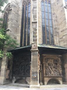 Gotischer Südpfeiler der Stephanskirche mit Sonnenuhr