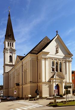 (Neue) St. Nikolauskirche in Oberndorf bei Salzburg. Von Matthäus Schlager im neuromanischen Stil 1906-07 erbaut. Sie ist auch sehr schön und denkmalgeschützt. Links vom Eingang steht das Mühlbacher-Hochrelief - Foto: Michael Burgholzer, Wikimedia Commons - Gemeinfrei