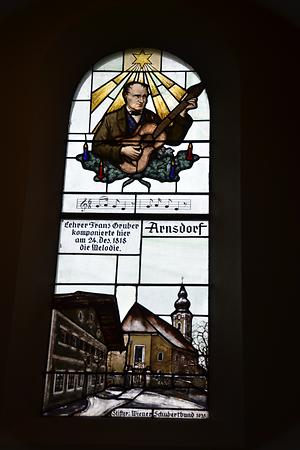 Tonkünstler Lehrer Franz Xaver Gruber - Tiroler Glasmalereianstalt 1935. Gestiftet vom Wiener Schubertbund - Foto: High Contrast, Wikimedia Commons - Gemeinfrei