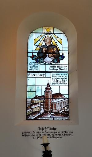 Lieddichter Priester Joseph Mohr - Tiroler Glasmalereianstalt 1935. Gestiftet vom Ostmärkischen Sängerbund - Foto: Michael Burgholzer, Wikimedia Commons - Gemeinfrei