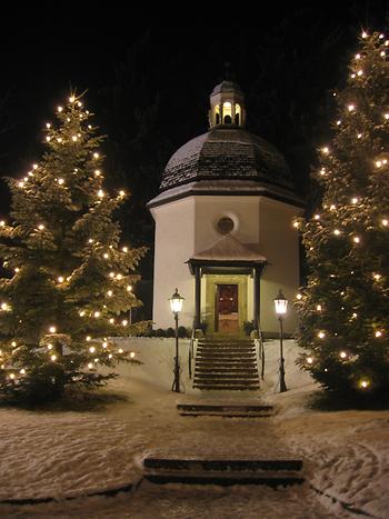 Stille-Nacht-Kapelle, 'wohl' am Weihnachtsabend, beleuchtete Christbäume - Foto: Gakuro (03. Dezember 2005), Wikimedia Commons - Gemeinfrei