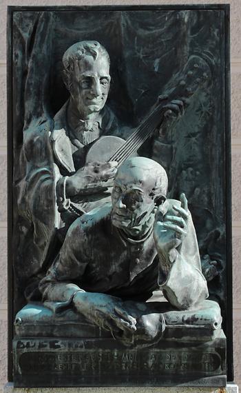 Hochrelief Joseph Mohr - Franz Xaver Gruber, Josef Mühlbacher, in Wien 1912 geschaffen. Das Denkmal steht seitlich vor der neuen St. Nikolauskirche, Kirchplatz, Oberndorf bei Salzburg - Ausschnitt eines Fotos von Eweht, Wikimedia Commons - Gemeinfrei