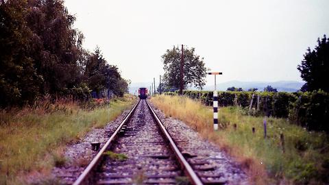 Nebenbahn der Westbahn. Eisenbahnkreuzung zwischen Lambach und Wels (Sommer 1989) Nebenbahn der Westbahn. Eisenbahnkreuzung zwischen Lambach und Wels (Sommer 1989)
