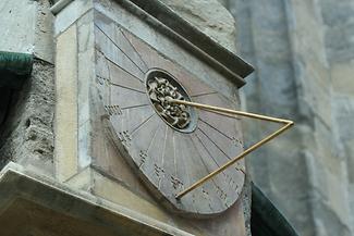 Spätgotische Sonnenuhr. Foto: Thomas Steiner, Wikimedia Commons - Gemeinfrei