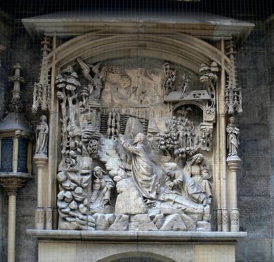 Ölbergrelief, 1502 und links spätgotische Lichtsäule Ölbergrelief, 1502 und links spätgotische Lichtsäule
