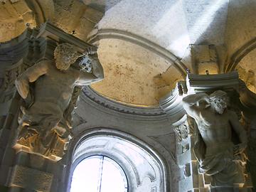 Bärtige Atlanten in der Sala terrena im Kaisertrakt des Stiftes Klosterneuburg Bärtige Atlanten in der Sala terrena im Kaisertrakt des Stiftes Klosterneuburg