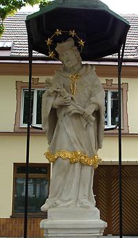 Foto: Doris Wolf, 2012; Johannesstatue auf dem Sobieskiplatz Foto: Doris Wolf, 2012; Johannesstatue auf dem Sobieskiplatz