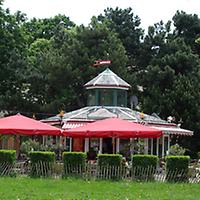 Foto: Doris Wolf, 2010; Universitätscampus, 1. Hof Foto: Doris Wolf, 2010; Universitätscampus, 1. Hof