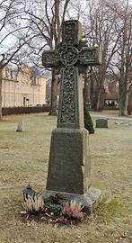 Altes Steinkreuz im aufgelassenen Friedhof Altes Steinkreuz im aufgelassenen Friedhof