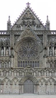 Haupteingang mit Fensterrose Haupteingang mit Fensterrose