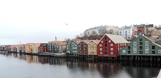 Holzspeicher am Fluss Nidelva Holzspeicher am Fluss Nidelva