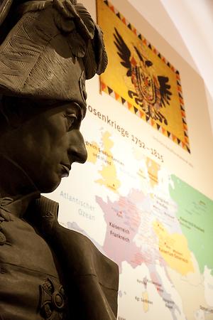 In der Ausstellung: Im Vordergrund das Fragment des Originalmodells für das Monument Erzherzog Carl auf dem Wiener Heldenplatz. Im Hintergrund eine Karte über die Franzosenkriege 1792 - 1815 sowie darüber eine Ordinäre Bataillonsfahne M1804/1805. In der Ausstellung: Im Vordergrund das Fragment des Originalmodells für das Monument Erzherzog Carl auf dem Wiener Heldenplatz. Im Hintergrund eine Karte über die Franzosenkriege 1792 - 1815 sowie darüber eine Ordinäre Bataillonsfahne M1804/1805.