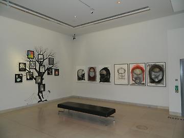 Wunderbäumchen - Moussa Kone (geb. 1978) und Köpfe von Thomas Kosma (geb. 1969)) Wunderbäumchen - Moussa Kone (geb. 1978) und Köpfe von Thomas Kosma (geb. 1969))