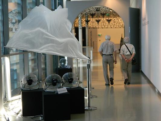 Eine luftige Installation erinnert an die Schleierlegende Eine luftige Installation erinnert an die Schleierlegende