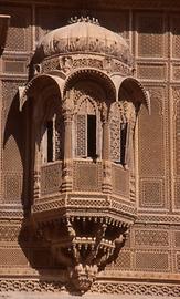 Finely sculptured decor Finely sculptured decor