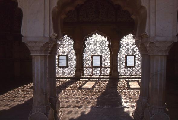 Gardens and water games, temples and isolated residential complexes for women in Hindu tradition are now accessible to masses of strangers as an absolute tourist attraction. They can also ride on elephants from the valley bottom to the fortress. Gardens and water games, temples and isolated residential complexes for women in Hindu tradition are now accessible to masses of strangers as an absolute tourist attraction. They can also ride on elephants from the valley bottom to the fortress.