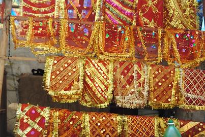 Even aprons with pretty much gold foil belong to the gifts for the goddess Even aprons with pretty much gold foil belong to the gifts for the goddess