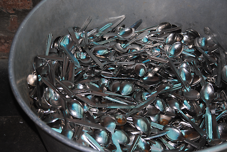 When using cutlery, there is no need to wash hands When using cutlery, there is no need to wash hands