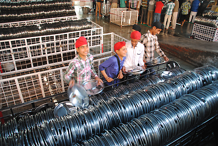 Young volunteers are washing up Young volunteers are washing up