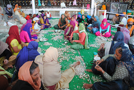 A large quantity of garlic is necessary A large quantity of garlic is necessary