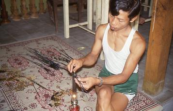 The guide rods are bent over a flame into the appropriate shape The guide rods are bent over a flame into the appropriate shape