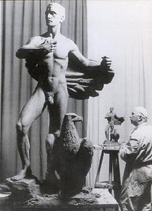 Wilhelm Frass, Die Ostmark. Foto des Künstlers mit seinem Werk. Quelle: Selma Krasa-Florian: Die Allegorie der Austria, Wien 2007