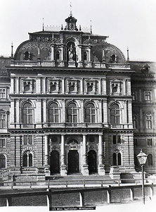 Die Austria auf dem Mittelrisalit Die Austria auf dem Mittelrisalit