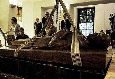 Die Statue wird angehoben - Foto: Bundesheer/Roman Icha Die Statue wird angehoben - Foto: Bundesheer/Roman Icha