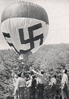 Illegale Nazis lassen im Wienerwald einen Ballon mit Hakenkreuz steigen Illegale Nazis lassen im Wienerwald einen Ballon mit Hakenkreuz steigen