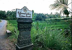 Hindu-Swastika an einer Ortstafel in Bali (1985), Foto: Wolfgang Jilek