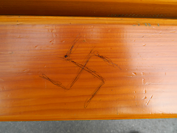 Das unausrottbare Hakenkreuz an der Busstation 40A am Schottenring Das unausrottbare Hakenkreuz an der Busstation 40A am Schottenring