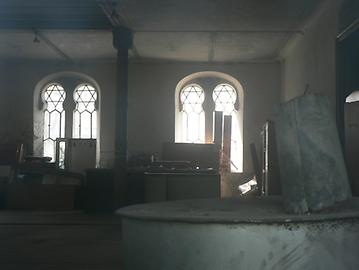 Hexagramm in den Fenstern der verfallenden Synagoge von Vatra Dornei/Rumänien - Foto: P. Diem