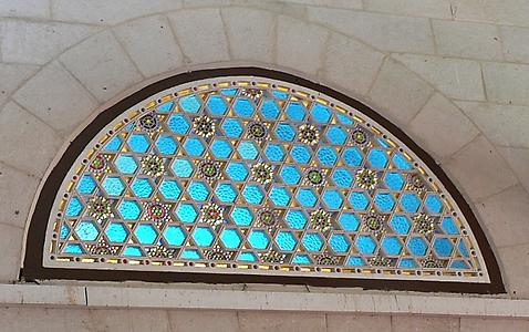 Fenster neben dem Eingangstor