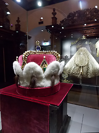 Erzherzogshut gegen Leopoldi-Ornat Erzherzogshut gegen Leopoldi-Ornat