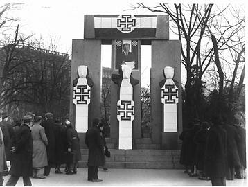 verhülltes Republikdenkmal verhülltes Republikdenkmal