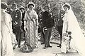 Maria Josepha (Mitte) zwischen Erzherzog Franz Ferdinand und Kaiser Franz Joseph I. bei der Hochzeit ihres Sohnes Karl mit Zita von Bourbon-Parma in Schwarzau (1911)