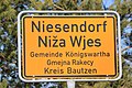 Zweisprachige Ortstafel für den Ortsteil Niesendorf (Sachsen)