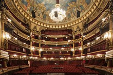 Der Zuschauersaal des Opernhauses La Monnaie mit Rängen, Dekor und Kronleuchter
