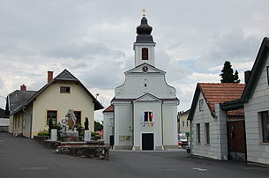 Pfarrkirche und Kriegerdenkmal